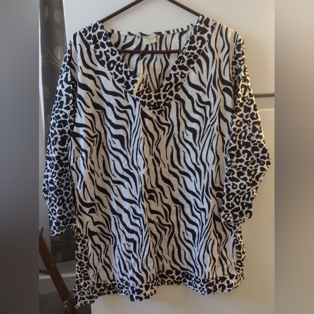 Advance Apparels Black and White Relaxed Blouse Size 1XL.